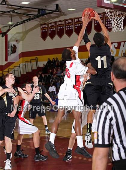 Thumbnail 3 in Oak Park vs. Hart (SFV Invitational) photogallery.