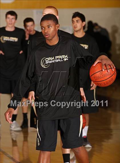 Thumbnail 3 in Oak Park vs. Hart (SFV Invitational) photogallery.