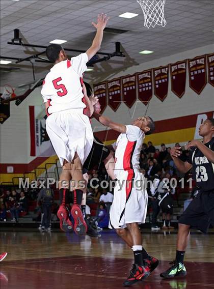 Thumbnail 2 in Oak Park vs. Hart (SFV Invitational) photogallery.