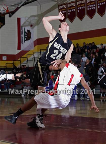 Thumbnail 3 in Oak Park vs. Hart (SFV Invitational) photogallery.