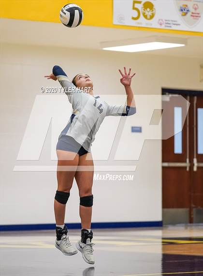 Thumbnail 2 in Decatur Central vs. Terre Haute South Vigo (IHSAA 4A Sectional) photogallery.