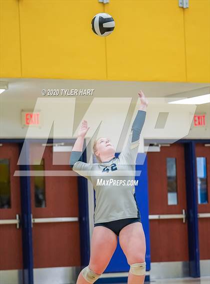Thumbnail 3 in Decatur Central vs. Terre Haute South Vigo (IHSAA 4A Sectional) photogallery.