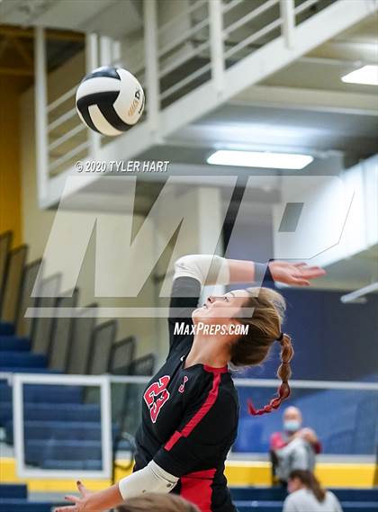 Thumbnail 3 in Decatur Central vs. Terre Haute South Vigo (IHSAA 4A Sectional) photogallery.