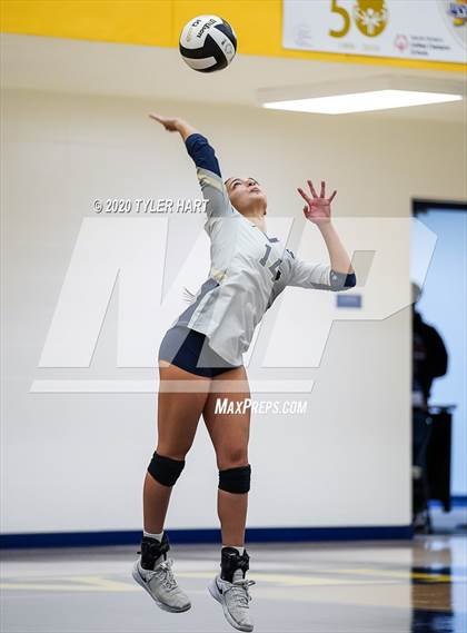 Thumbnail 3 in Decatur Central vs. Terre Haute South Vigo (IHSAA 4A Sectional) photogallery.