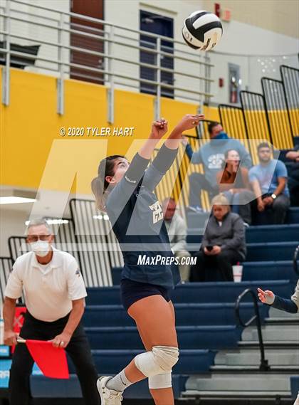 Thumbnail 2 in Decatur Central vs. Terre Haute South Vigo (IHSAA 4A Sectional) photogallery.