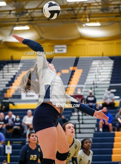 Thumbnail 3 in Decatur Central vs. Terre Haute South Vigo (IHSAA 4A Sectional) photogallery.