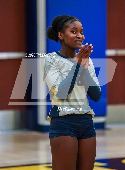 Thumbnail 2 in Decatur Central vs. Terre Haute South Vigo (IHSAA 4A Sectional) photogallery.