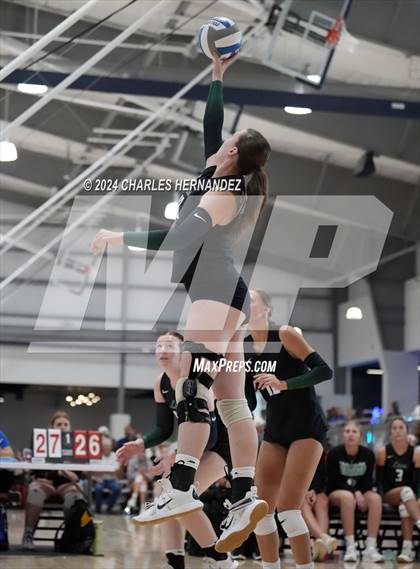 Thumbnail 3 in Port Neches-Groves vs. Franklin (Legends Invitational) photogallery.