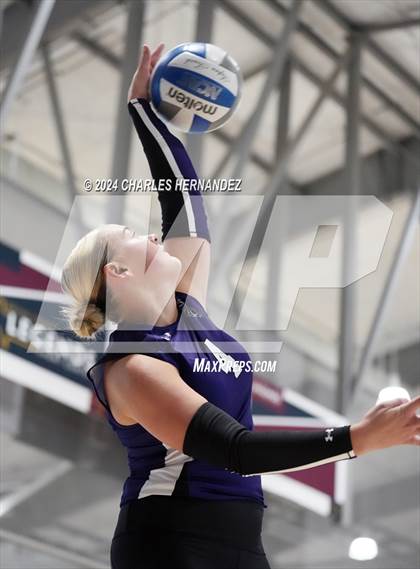 Thumbnail 2 in Port Neches-Groves vs. Franklin (Legends Invitational) photogallery.