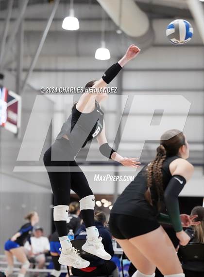 Thumbnail 2 in Port Neches-Groves vs. Franklin (Legends Invitational) photogallery.