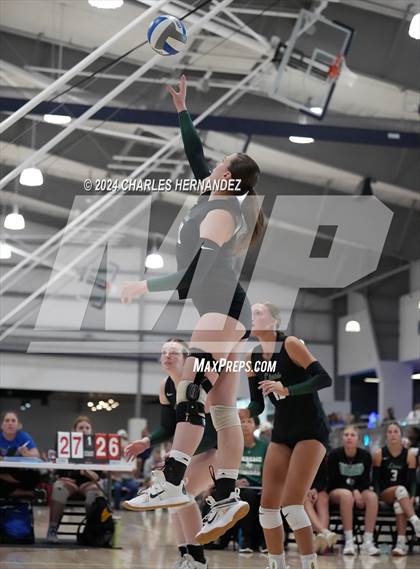 Thumbnail 2 in Port Neches-Groves vs. Franklin (Legends Invitational) photogallery.