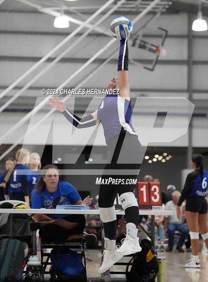 Thumbnail 2 in Port Neches-Groves vs. Franklin (Legends Invitational) photogallery.