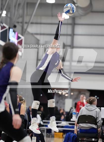 Thumbnail 2 in Port Neches-Groves vs. Franklin (Legends Invitational) photogallery.