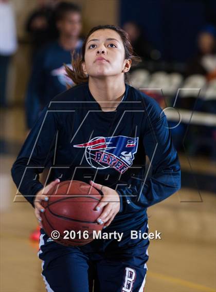 Thumbnail 1 in Gregori vs Beyer photogallery.