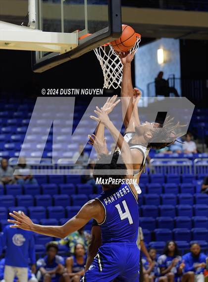 Thumbnail 3 in Fort Bend Marshall vs. King (Houston Methodist Cy Hoops Invitational) photogallery.