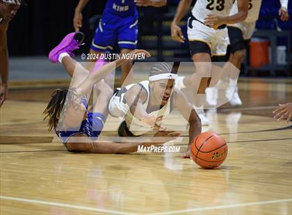 Thumbnail 3 in Fort Bend Marshall vs. King (Houston Methodist Cy Hoops Invitational) photogallery.