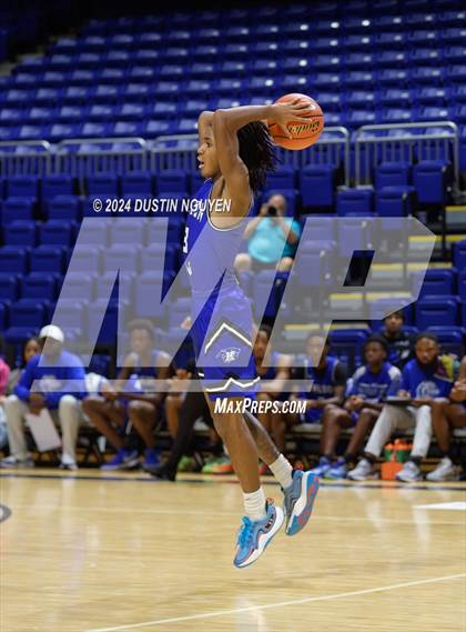 Thumbnail 3 in Fort Bend Marshall vs. King (Houston Methodist Cy Hoops Invitational) photogallery.