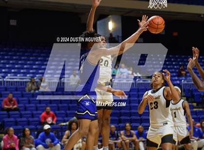 Thumbnail 2 in Fort Bend Marshall vs. King (Houston Methodist Cy Hoops Invitational) photogallery.