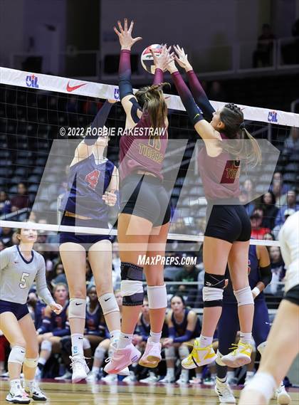 Thumbnail 1 in Dripping Springs vs. Tompkins (UIL 6A Final) photogallery.