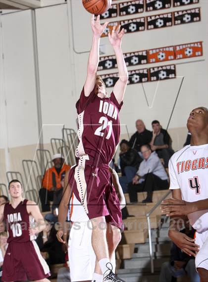 Thumbnail 2 in Spring Valley vs. Iona Prep (Harry Jefferson Showcase) photogallery.