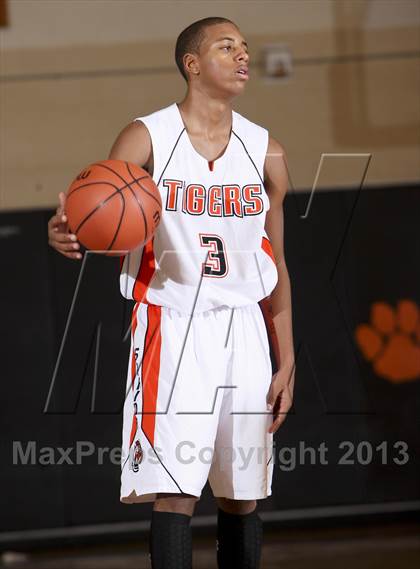 Thumbnail 3 in Spring Valley vs. Iona Prep (Harry Jefferson Showcase) photogallery.