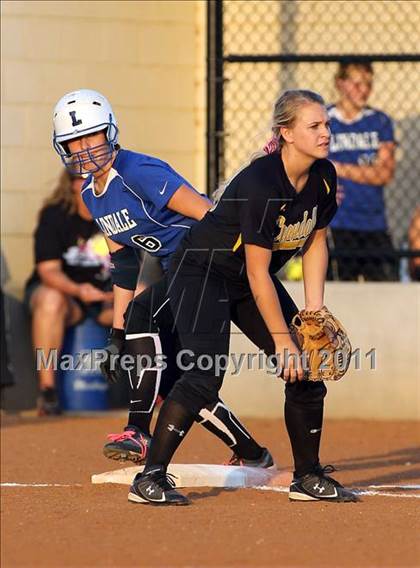 Thumbnail 1 in Lindale @ Crandall (3A Region 2 Bi-District Playoffs) photogallery.