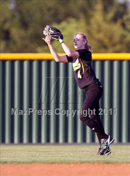 Thumbnail 2 in Lindale @ Crandall (3A Region 2 Bi-District Playoffs) photogallery.