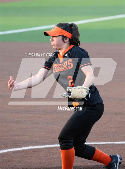 Thumbnail 2 in Grand Saline vs Commerce photogallery.