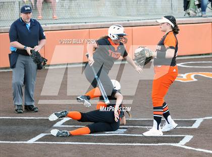 Thumbnail 3 in Grand Saline vs Commerce photogallery.