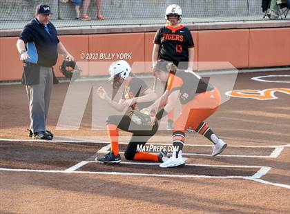 Thumbnail 2 in Grand Saline vs Commerce photogallery.