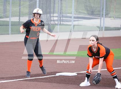 Thumbnail 2 in Grand Saline vs Commerce photogallery.