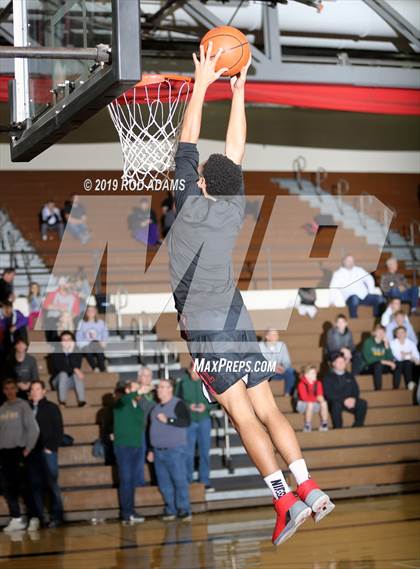 Thumbnail 2 in Pius X vs. Lincoln High (Heartland Athletic Conference) photogallery.