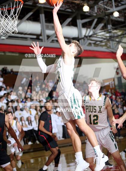 Thumbnail 3 in Pius X vs. Lincoln High (Heartland Athletic Conference) photogallery.