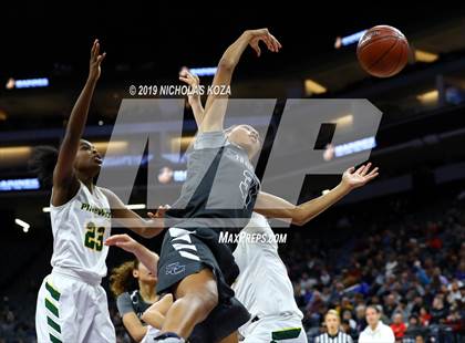 Thumbnail 2 in Pinewood vs. Sierra Canyon (CIF State Open Division Final) photogallery.