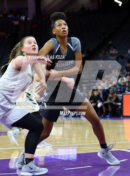 Thumbnail 2 in Pinewood vs. Sierra Canyon (CIF State Open Division Final) photogallery.
