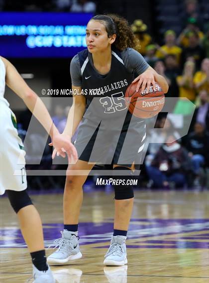 Thumbnail 1 in Pinewood vs. Sierra Canyon (CIF State Open Division Final) photogallery.