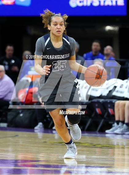 Thumbnail 3 in Pinewood vs. Sierra Canyon (CIF State Open Division Final) photogallery.