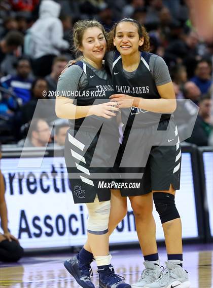 Thumbnail 3 in Pinewood vs. Sierra Canyon (CIF State Open Division Final) photogallery.