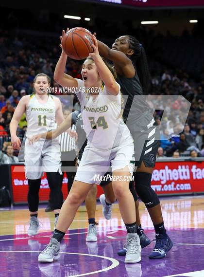 Thumbnail 3 in Pinewood vs. Sierra Canyon (CIF State Open Division Final) photogallery.