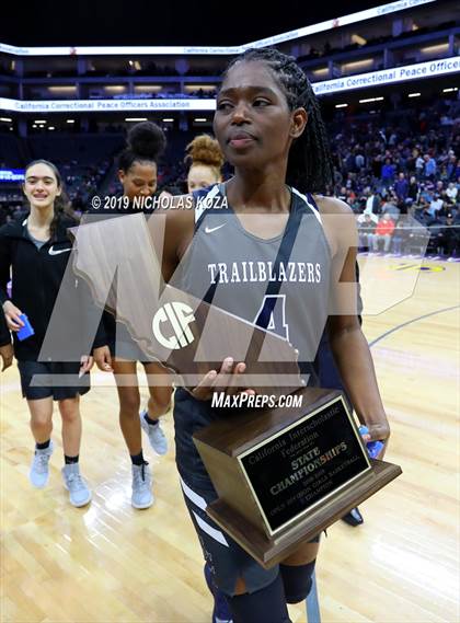 Thumbnail 2 in Pinewood vs. Sierra Canyon (CIF State Open Division Final) photogallery.