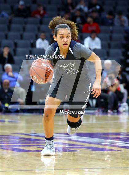 Thumbnail 1 in Pinewood vs. Sierra Canyon (CIF State Open Division Final) photogallery.