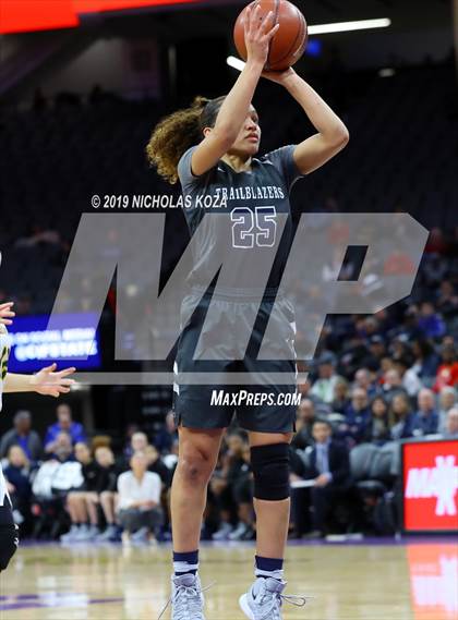 Thumbnail 1 in Pinewood vs. Sierra Canyon (CIF State Open Division Final) photogallery.