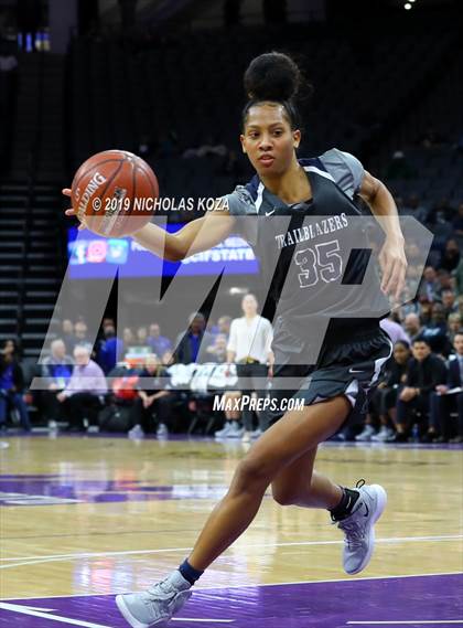 Thumbnail 1 in Pinewood vs. Sierra Canyon (CIF State Open Division Final) photogallery.