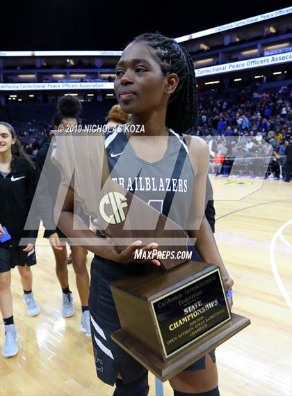 Thumbnail 3 in Pinewood vs. Sierra Canyon (CIF State Open Division Final) photogallery.