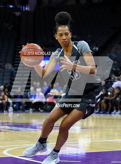 Thumbnail 2 in Pinewood vs. Sierra Canyon (CIF State Open Division Final) photogallery.