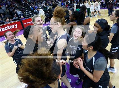 Thumbnail 2 in Pinewood vs. Sierra Canyon (CIF State Open Division Final) photogallery.