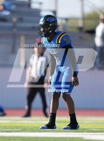 Thumbnail 2 in LBJ Austin vs Bay City (UIL 4A D1 Football Area) photogallery.