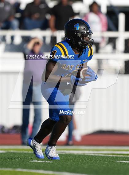 Thumbnail 3 in LBJ Austin vs Bay City (UIL 4A D1 Football Area) photogallery.