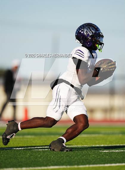 Thumbnail 3 in LBJ Austin vs Bay City (UIL 4A D1 Football Area) photogallery.