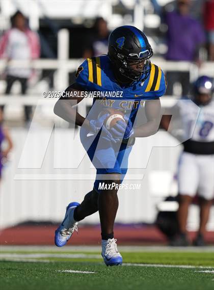 Thumbnail 1 in LBJ Austin vs Bay City (UIL 4A D1 Football Area) photogallery.